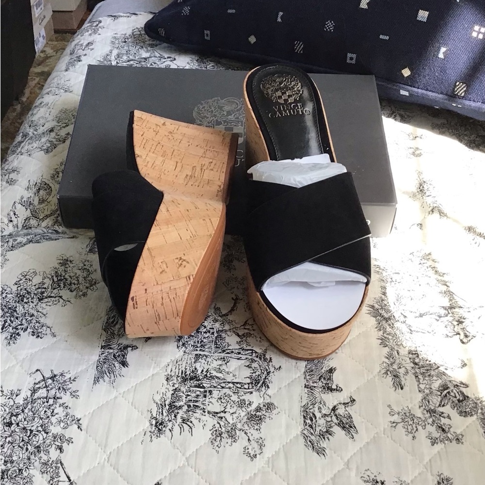 **NEW** w/box Vince Camuto Kessina Black Suede Wedge Sandals 8M